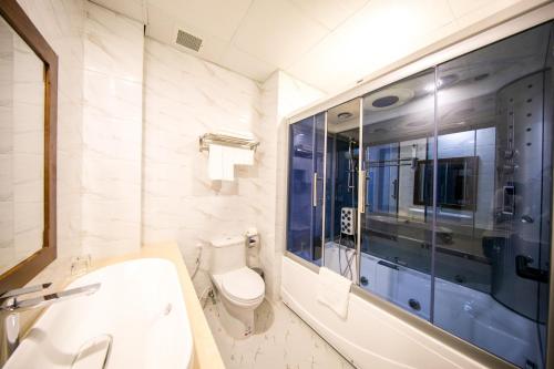 Ein Badezimmer in der Unterkunft Le Saigon Hotel