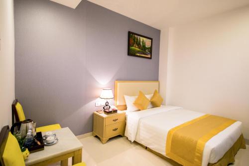 Ein Bett oder Betten in einem Zimmer der Unterkunft Le Saigon Hotel