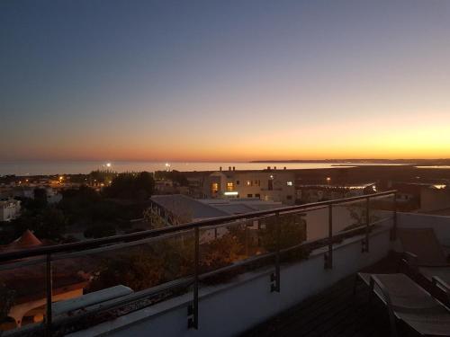 una vista de la puesta de sol desde el techo de un edificio en Alvor Ria Apartment en Alvor