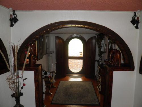 an archway in a room with a window at Parco Delle Tre Fontane in Nicolosi