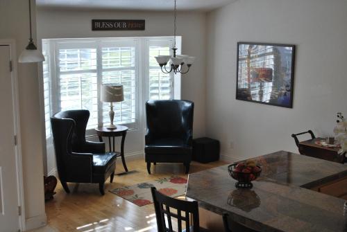 a living room with a dining room table and chairs at Big Tom's Cabin by Yosemite, lake and trails in Groveland
