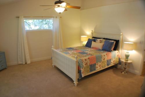 um quarto com uma cama e uma janela em Big Tom's Cabin by Yosemite, lake and trails em Groveland
