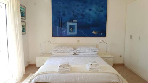 ein Schlafzimmer mit einem Bett mit zwei Handtüchern darauf in der Unterkunft Corte dei merli Apartment & Studio in Rovinj