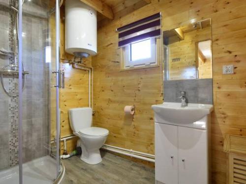 ソスノフカにあるDomki Złoty Widokのバスルーム(トイレ、洗面台、シャワー付)