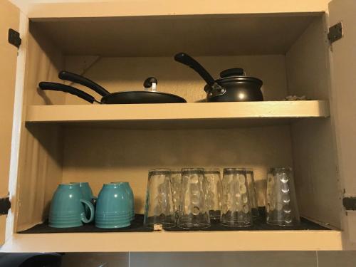 Utensilios para hacer té y café en 1 BEDROOM / 1 BATH . PRIVATE APT. FREE WIFI, INTERENT & PARKING