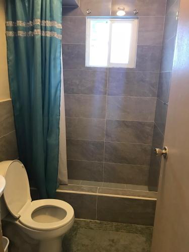 Un baño de 1 BEDROOM / 1 BATH . PRIVATE APT. FREE WIFI, INTERENT & PARKING