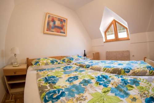 Un pat sau paturi într-o cameră la Apartma Marjetica 2