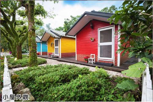 員山鄉的住宿－枕山春海民宿，花园中一排色彩缤纷的小屋