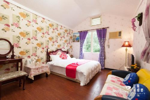員山鄉的住宿－枕山春海民宿，一间卧室配有一张床和花卉壁纸