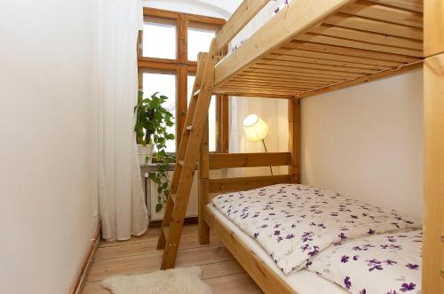 1 dormitorio con litera y escalera en Berlin Apartments Mitte, en Berlín