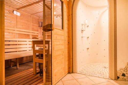 eine Sauna mit Dusche in einem Zimmer in der Unterkunft Sporthotel St. Michael in Mals im Vinschgau