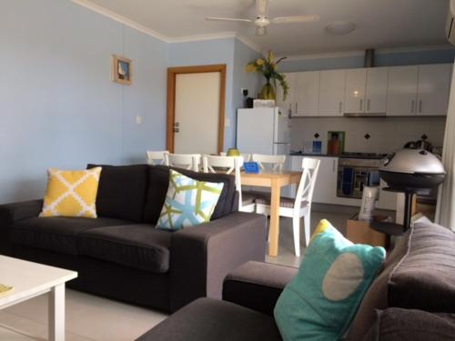 Area soggiorno di Salty Air Apartments Kingscote Kangaroo Island