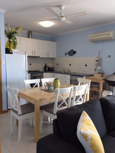 Cucina o angolo cottura di Salty Air Apartments Kingscote Kangaroo Island