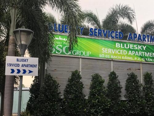 Znak na budynku z palmami przed nim w obiekcie Bluesky Serviced Apartment Airport Plaza w Ho Chi Minh