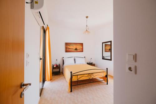 Ліжко або ліжка в номері Villa Irini & Villa Vasiliki