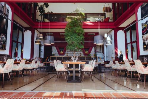 Un restaurante u otro lugar para comer en Domaine Riberach - Restaurant étoilé - Spa - Piscine naturelle - Vignoble bio