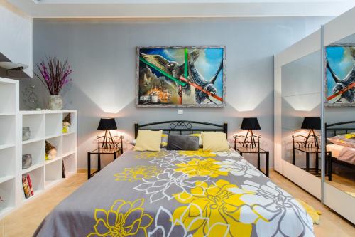 Schlafzimmer mit einem Bett mit gelber und weißer Tagesdecke in der Unterkunft Apartment Golden Eagle in Dubrovnik