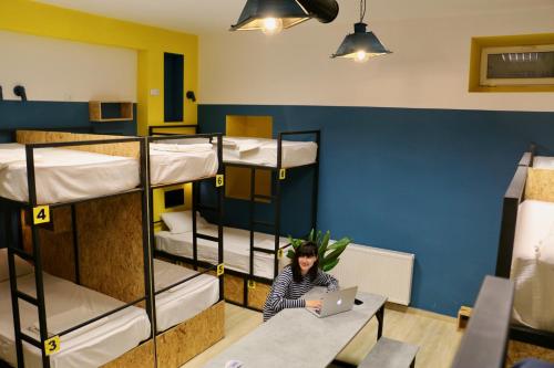 Katil dua tingkat atau katil-katil dua tingkat dalam bilik di City Dorm
