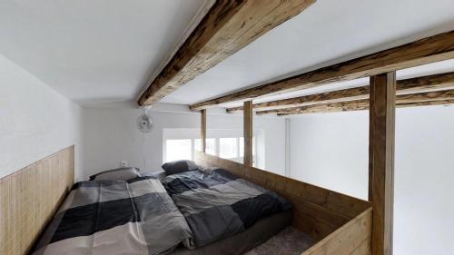 Un dormitorio con una cama en el medio. en Old Town Loft, en Žilina