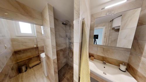 bagno con doccia, vasca e lavandino di Old Town Loft a Žilina