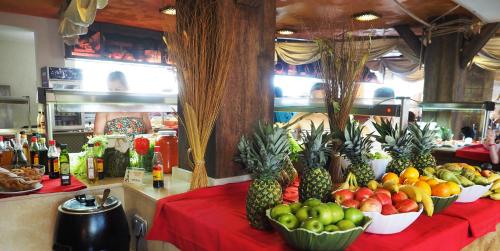een tafel met groenten en fruit in kommen erop bij Pirates Village in Santa Ponsa