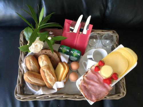 een mand met eten, met brood, eieren en een plant bij Dishoek in Dishoek