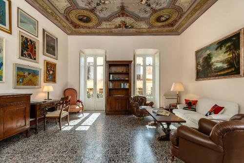 un soggiorno con soffitto a cassettoni di Bellezza Suites a Cagliari