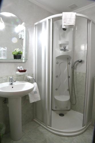 a bathroom with a shower and a sink at Hotel Restaurante Oviedo in Luarca