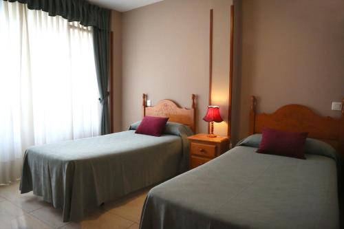 Llit o llits en una habitació de Hotel Restaurante Oviedo