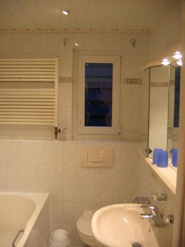 ヴレーメンにあるDie Lütte Krabbeのバスルーム(洗面台、トイレ、鏡付)