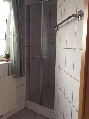 クルムホルンにあるFerienwohnung Everwienのバスルーム(ガラスドア付きのシャワー付)