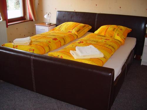 ヴレーメンにあるDie Lütte Krabbeの革張りのベッド(枕2つ、タオル付)