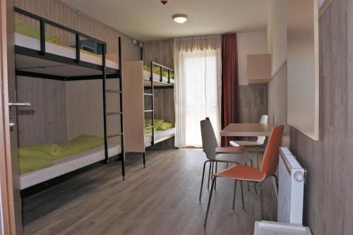 Rúm í herbergi á Alpenstern Hotel