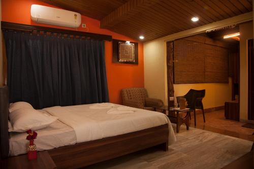 Om Sai Villa Guesthouse tesisinde bir odada yatak veya yataklar