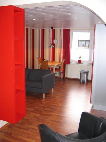 a living room with a couch and a table at Die Lütte Krabbe in Wremen