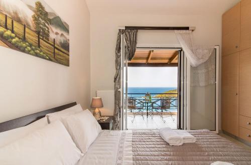 una camera con letto e vista sull'oceano di Coastal Paradise Found - Komis' Private Pool Retreat a Agios Nikolaos