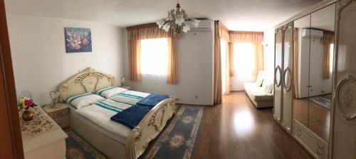 sypialnia z łóżkiem i kanapą w obiekcie Apartments M&M TERZIC w Poreču