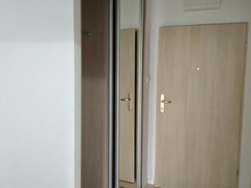 ワルシャワにあるManufakturaの鏡付きのクローゼット、室内のドア