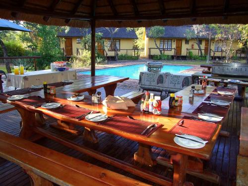 En restaurant eller et spisested på Thornhill Safari Lodge