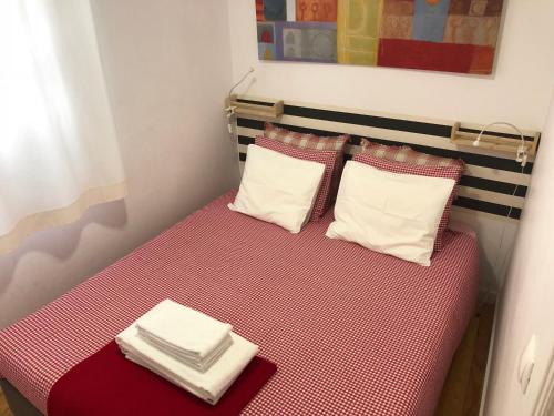 リスボンにあるCasa do Garcês by Lisbon Village Apartmentsの小さなベッド(白い枕2つ付)
