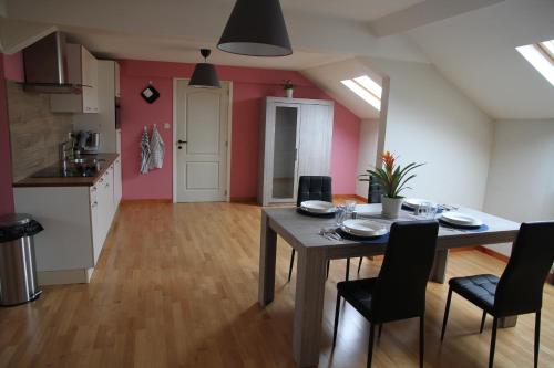 Кухня или мини-кухня в Appartement Courcelles
