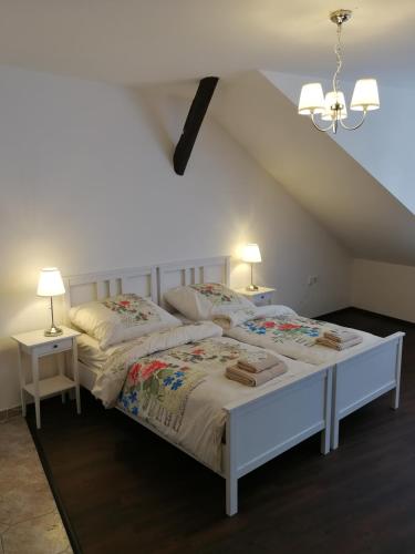 Una cama o camas en una habitación de Hnízdo Snů