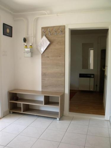 a living room with a table and a mirror at Feszty-fészek Vendégház in Tiszafüred