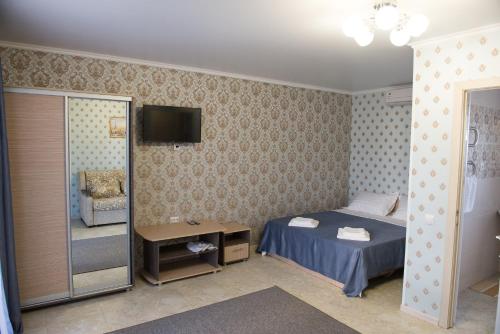 エイスクにあるGuest House Dolce Vitaのベッドルーム1室(ベッド1台、壁掛けテレビ付)