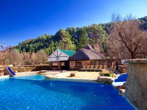 una gran piscina frente a una casa en 124 Fairways Drakensberg Gardens, en Underberg