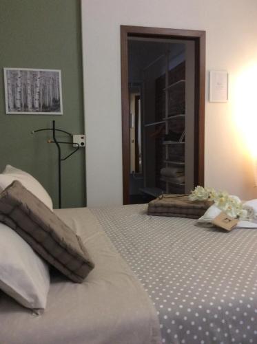 a bedroom with a bed with flowers on it at Le Betulle in Zanica