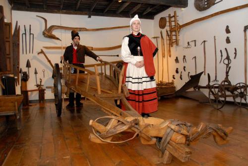 two men in medieval clothing standing next to a wooden cart at Hotel Nueva Plaza in Maliaño