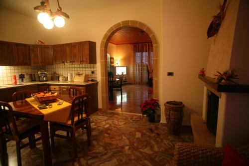 eine Küche und ein Esszimmer mit einem Tisch und Stühlen in der Unterkunft Casa Zara in Presicce