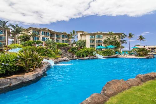 uma piscina no resort com condomínios ao fundo em Waipouli Beach Resort G-306 em Kapaa