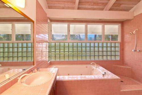 Bathroom sa Moloa'a Bay Villa & Cottage